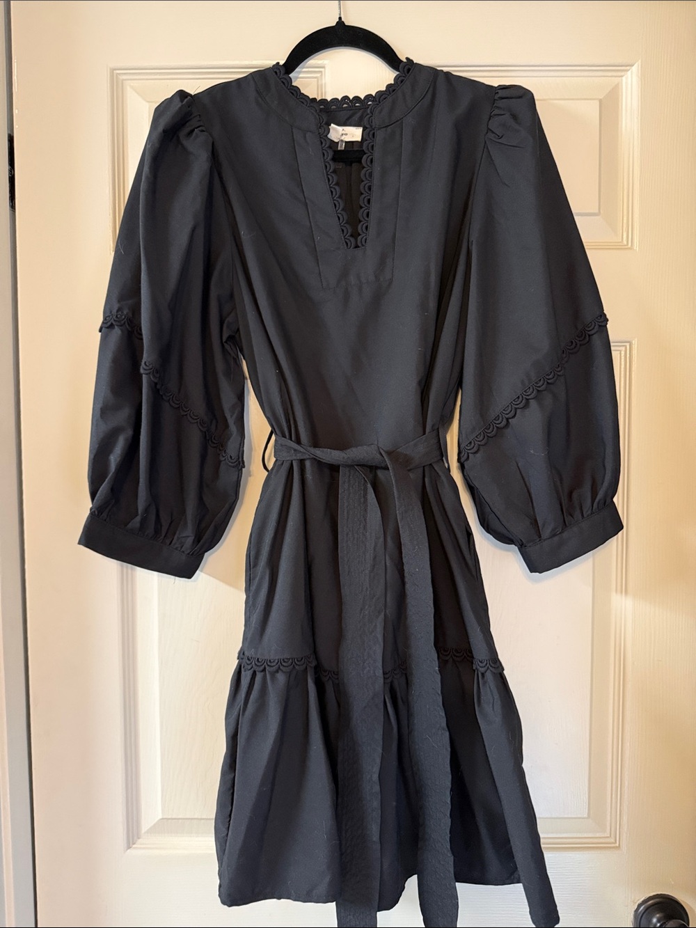 entro Black Puff-Sleeve Belted Tiered Dress